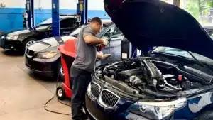 Mecánico cerca de mí inspeccionando un motor de automóvil para repararlo en Hollywood, Florida.